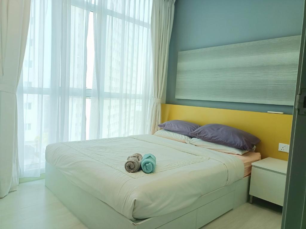 una camera da letto con un letto con due scarpe sopra di Deluxe Suites 1BR, 2-5 pax, Netflix, Georgetown a Jelutong