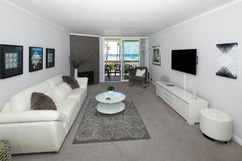 sala de estar con sofá blanco y mesa en D206 Seaside Serenity, en Oceanside