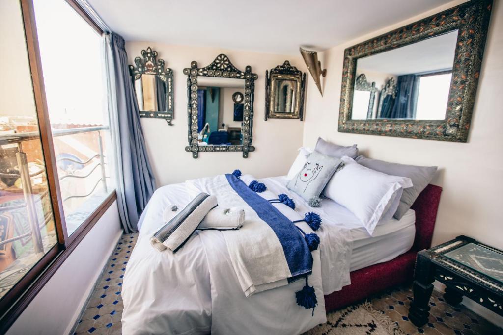 a bedroom with a bed and a mirror at A Casa da mare in El Jadida