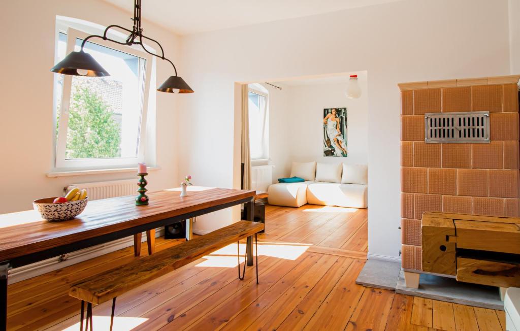 cocina y sala de estar con mesa de madera en Landhaus Oderbruch, en Bad Freienwalde