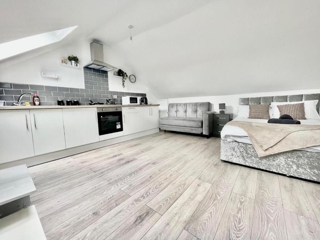 מטבח או מטבחון ב-Exec 1-Bedroom Studio Apartment Briton Ferry, Neath Port Talbot 5