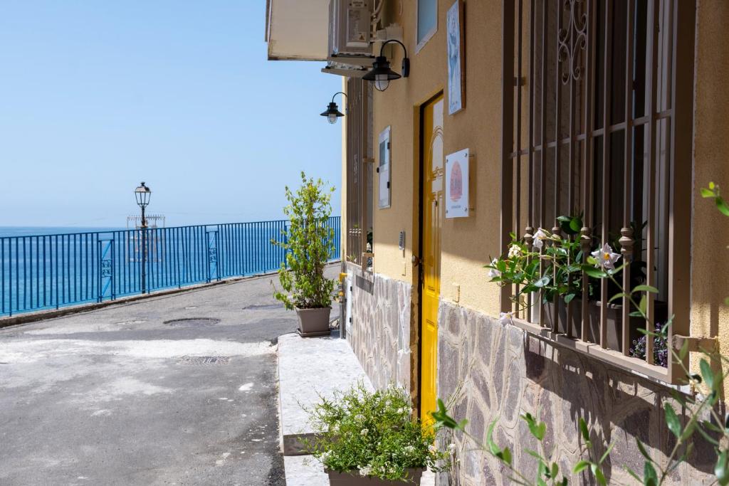 een lege straat naast een gebouw met een hek bij BelMa' Aparthotel and Rooms in Marina di Camerota