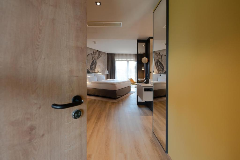 Postel nebo postele na pokoji v ubytování Thöles Hotel Bücken