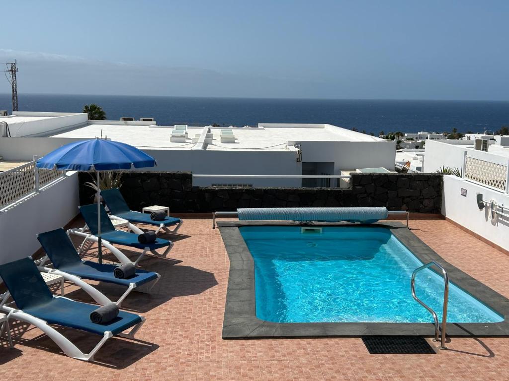 Swimming pool sa o malapit sa 2 bedroom villa in Puerto Del Carmen