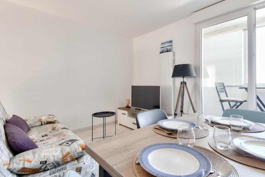 un salon avec une table et un canapé dans l'établissement Appartement pour 4- Balcon- Plage des Becs, à Plage-des-Demoiselles