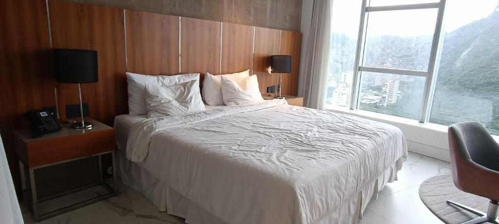 1 dormitorio con 1 cama blanca y ventana en Hotel Nacional Rio de Janeiro, en Río de Janeiro