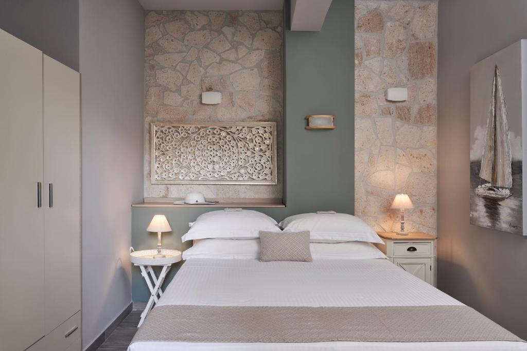 Łóżko lub łóżka w pokoju w obiekcie Mirabilia Boutique Hotel