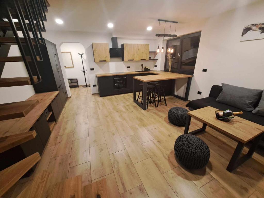 een woonkamer en keuken vanuit de lucht bij Riverside Apartma 2, Kranjska Gora in Kranjska Gora