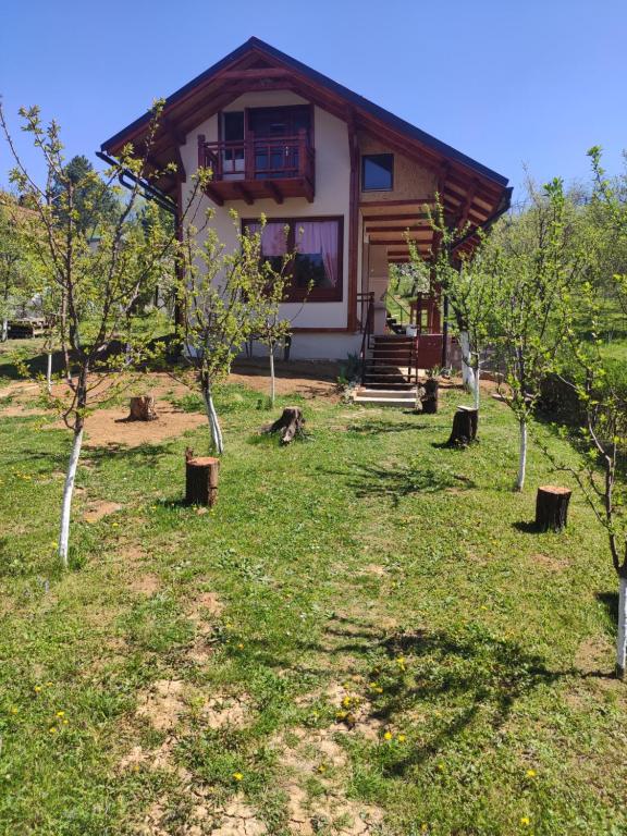 une maison avec quelques arbres devant elle dans l'établissement Kuca u Vrdniku 2, à Vrdnik