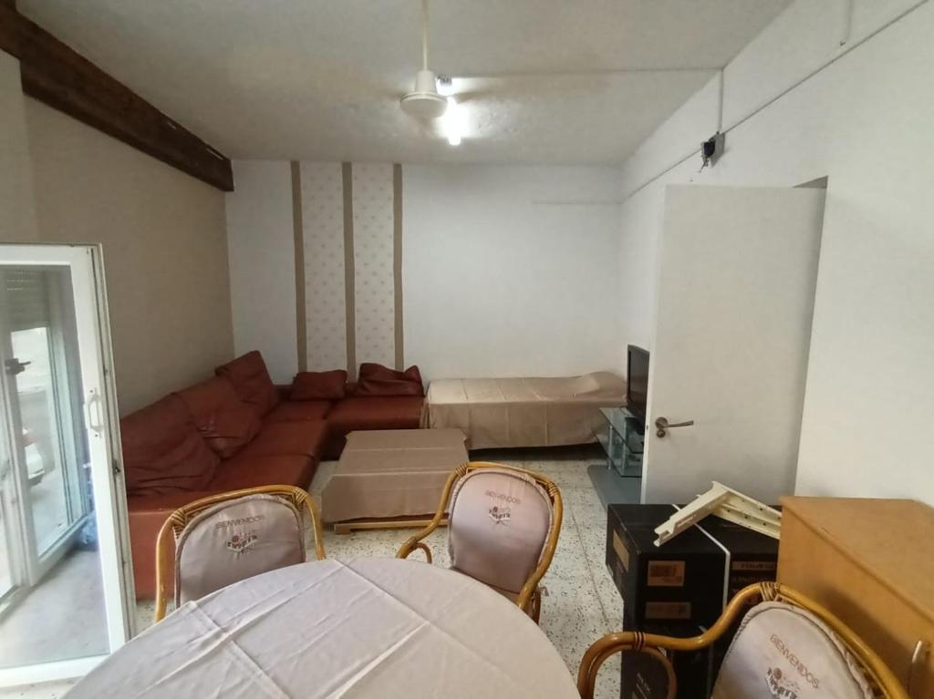 ein Wohnzimmer mit einem Sofa und Stühlen in der Unterkunft Apartamento Violeta in Aguadulce