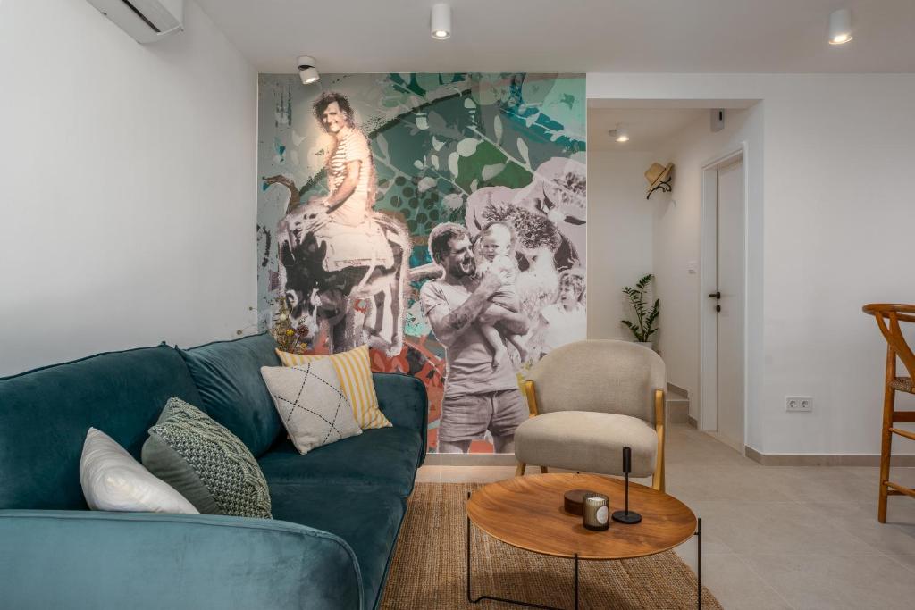 un soggiorno con divano verde e un dipinto di Nona Vi - Boutique Stone House a Bol