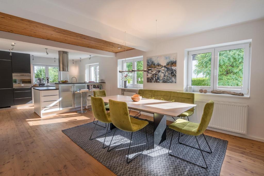 eine Küche und ein Esszimmer mit einem Tisch und Stühlen in der Unterkunft Landhaus Ohrwumslar in Oberstdorf