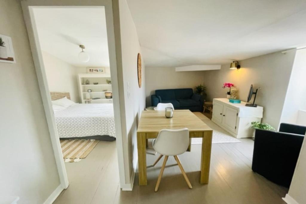 Ce petit appartement comprend une table à manger et une chambre. dans l'établissement Air-conditioned Rooftop flat in La Rochelle, à La Rochelle