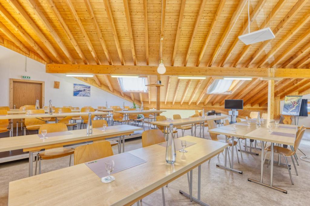 TV a/nebo společenská místnost v ubytování Hôtel Les Sources