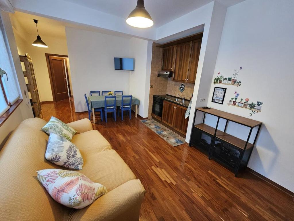 a living room with a couch and a kitchen at Appartamento in centro a Rocca di Cambio in Rocca di Cambio