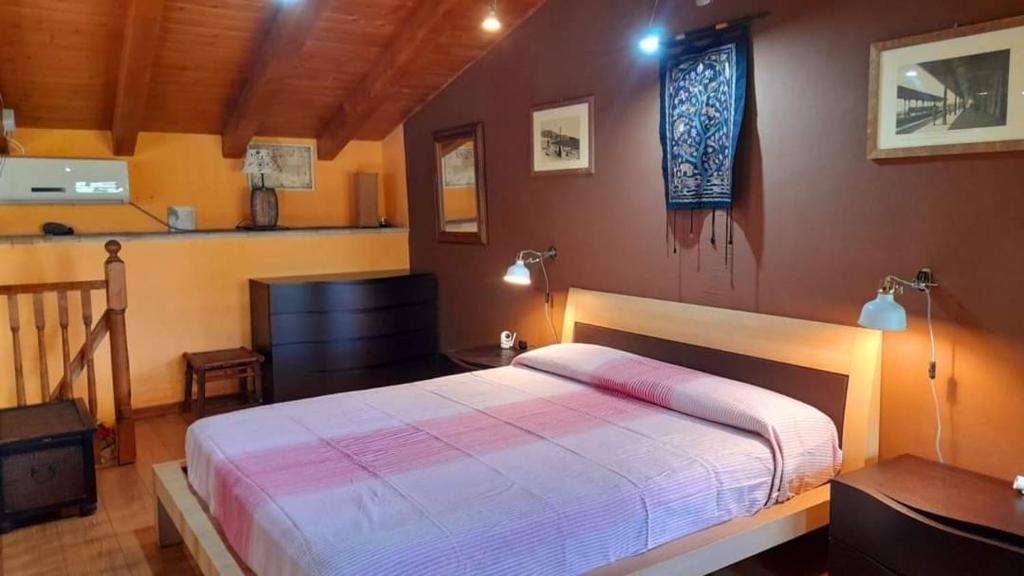 - une chambre avec un grand lit dans l'établissement Villa Valden, à Nunziata
