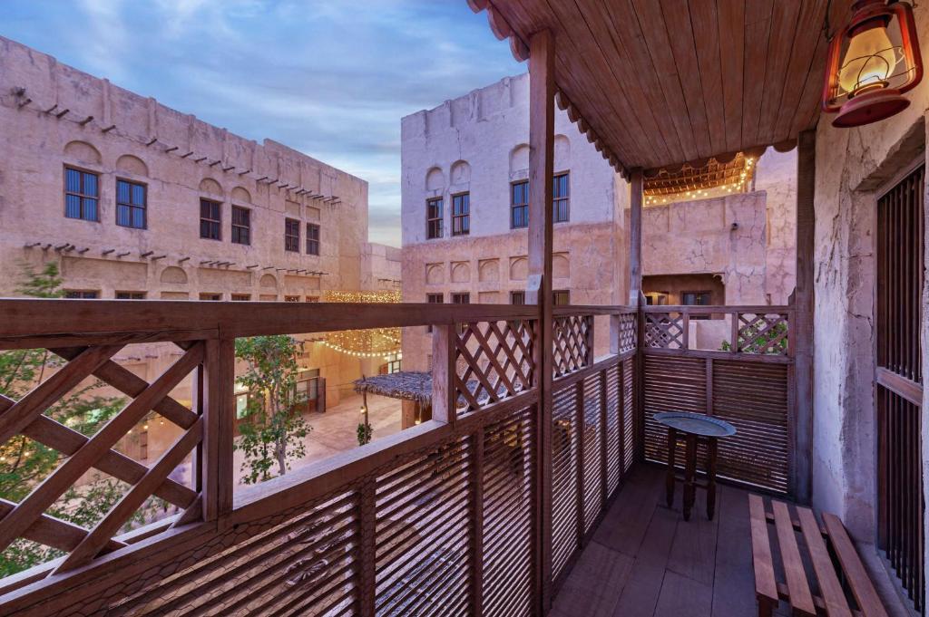 Al Seef Heritage Hotel Dubai, Curio Collection by Hilton - Salle Du Patrimoine Jumeau Avec Balcon Et Vue Souq