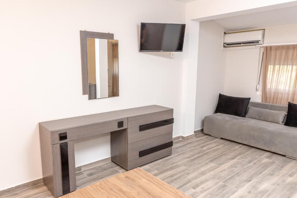 Televízia a/alebo spoločenská miestnosť v ubytovaní Medusa Rooms