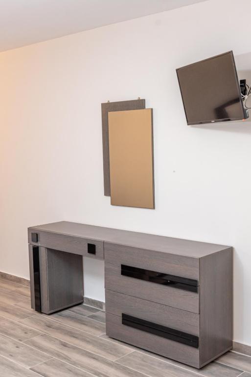 Televízia a/alebo spoločenská miestnosť v ubytovaní Medusa Rooms