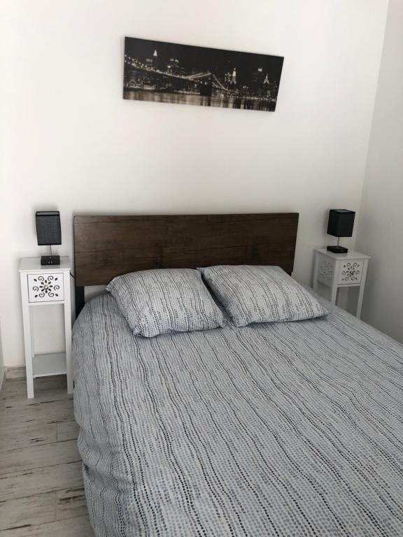 sypialnia z dużym łóżkiem i dwoma szafkami nocnymi w obiekcie Studio de la plage w mieście Carry-le-Rouet