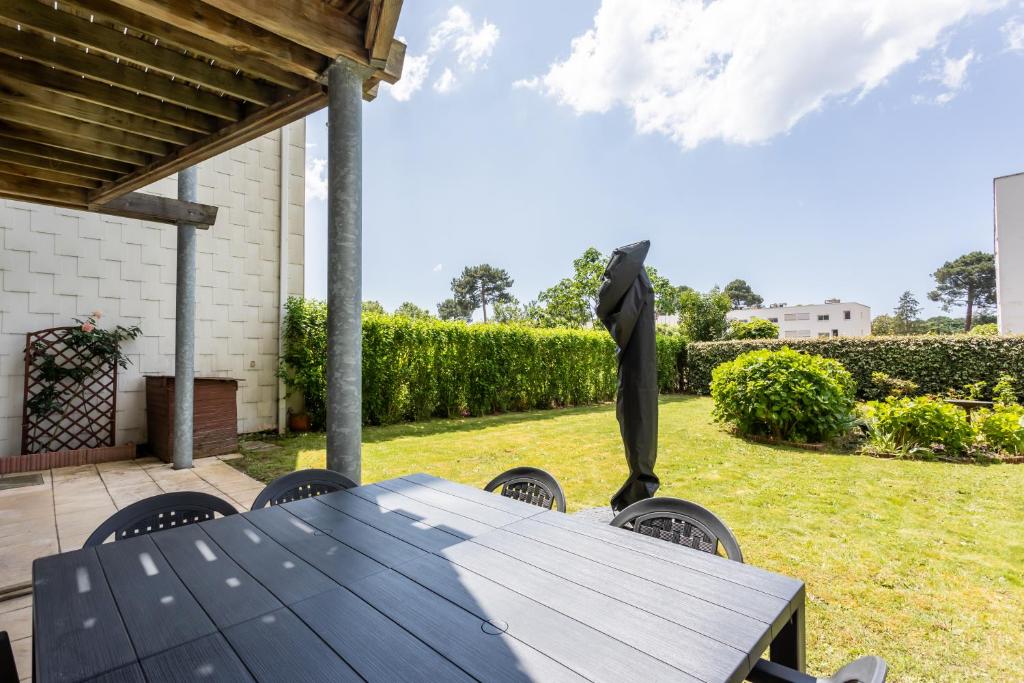 une table avec une statue de dauphin posée dessus dans l'établissement Biscarrosse Bourg dans résidence avec piscine grand appartement 3 chambres 6 à 8 couchages, à Biscarrosse
