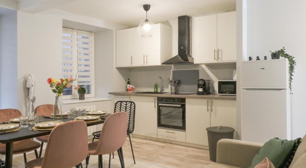 une cuisine et une salle à manger avec une table et des chaises dans l'établissement Nouveau - Le Cosy6 - Centre Ville, à Phalsbourg