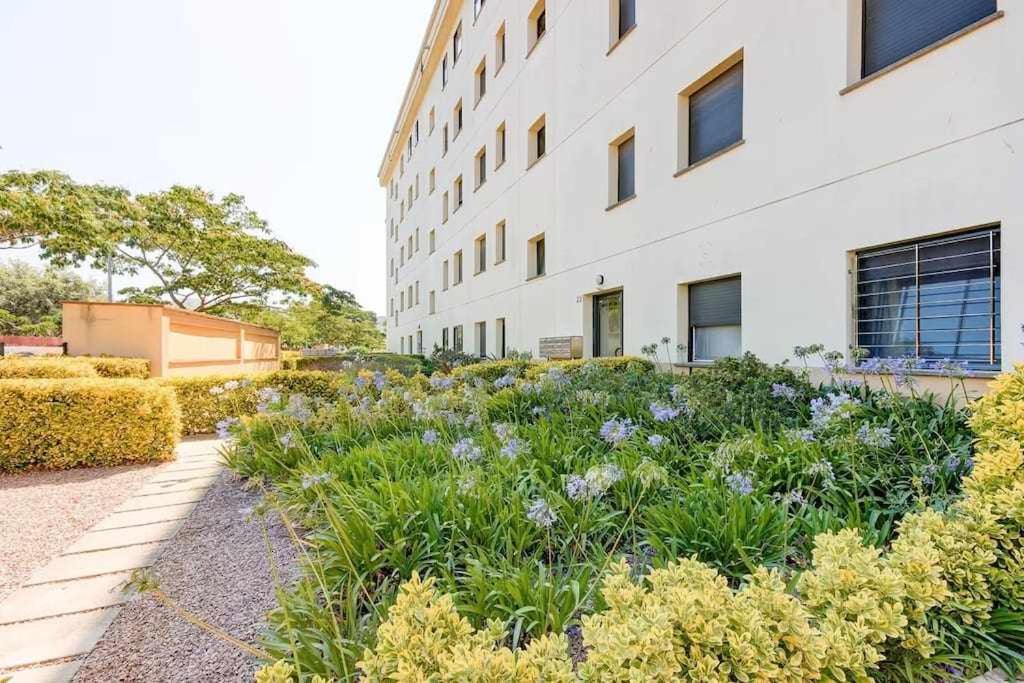 A garden outside Jouvacations apartamento Joanot