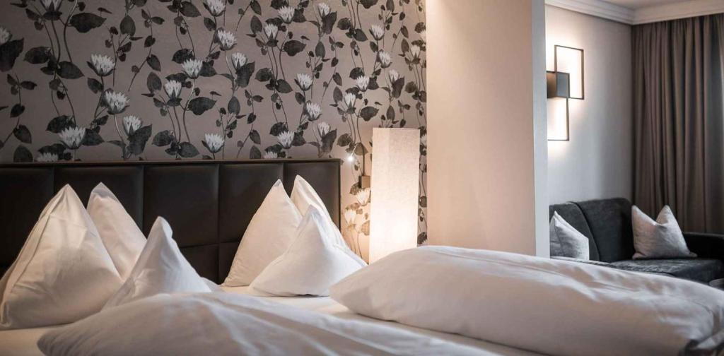 Postel nebo postele na pokoji v ubytování Hotel Resmairhof