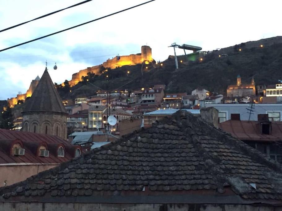 una vista de una ciudad con techo en OLD Tbilisi ! Старый Тбилиси, en Tiflis