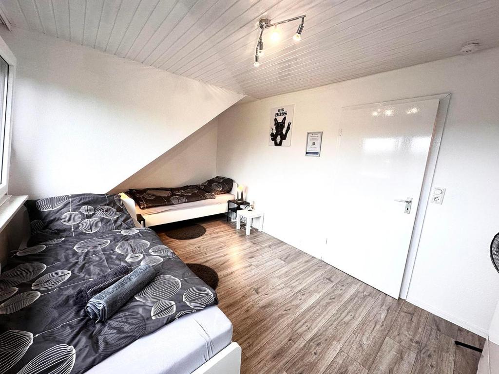 um pequeno quarto com uma cama e um sofá em # VAZ Apartments WU12 Küche, TV, WLAN, Parkplatz, Autobahnähe em Schwelm