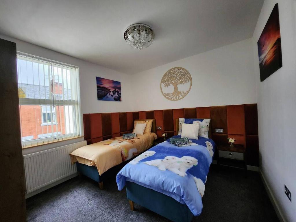 Kama o mga kama sa kuwarto sa Immaculate 2-Bed House in Blackpool