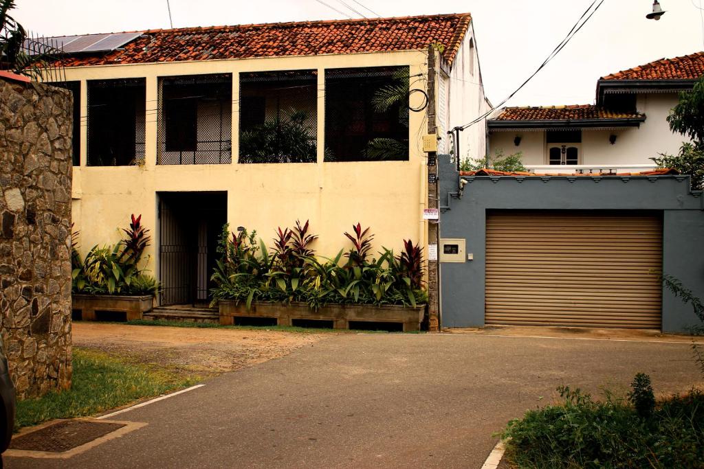 una casa con garaje y puerta de garaje en Villa Inavni en Talawatugoda