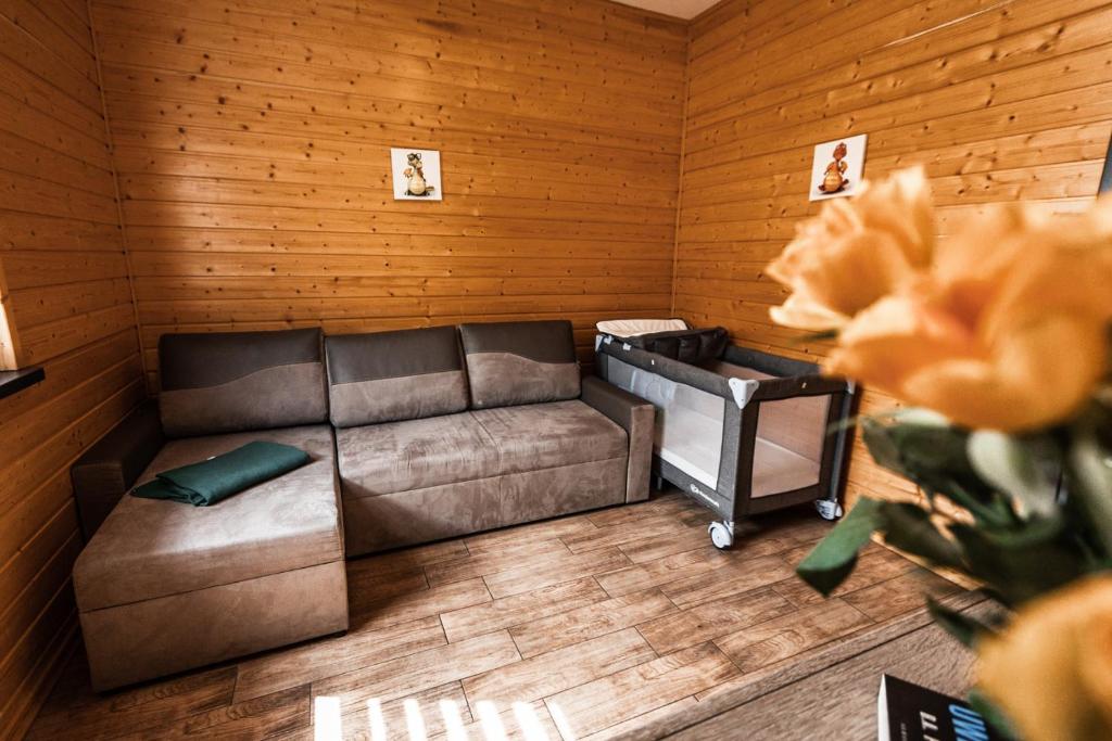 Posezení v ubytování Osada Skoczkowo komfortowe domki z jacuzzi nad jeziorem- sauna- balia- prywatny staw wędkarski