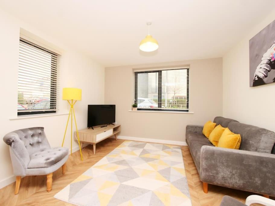 sala de estar con sofá, silla y TV en Modern&Spacious 2 Bedroom Apartment With Parking!, en Hunslet