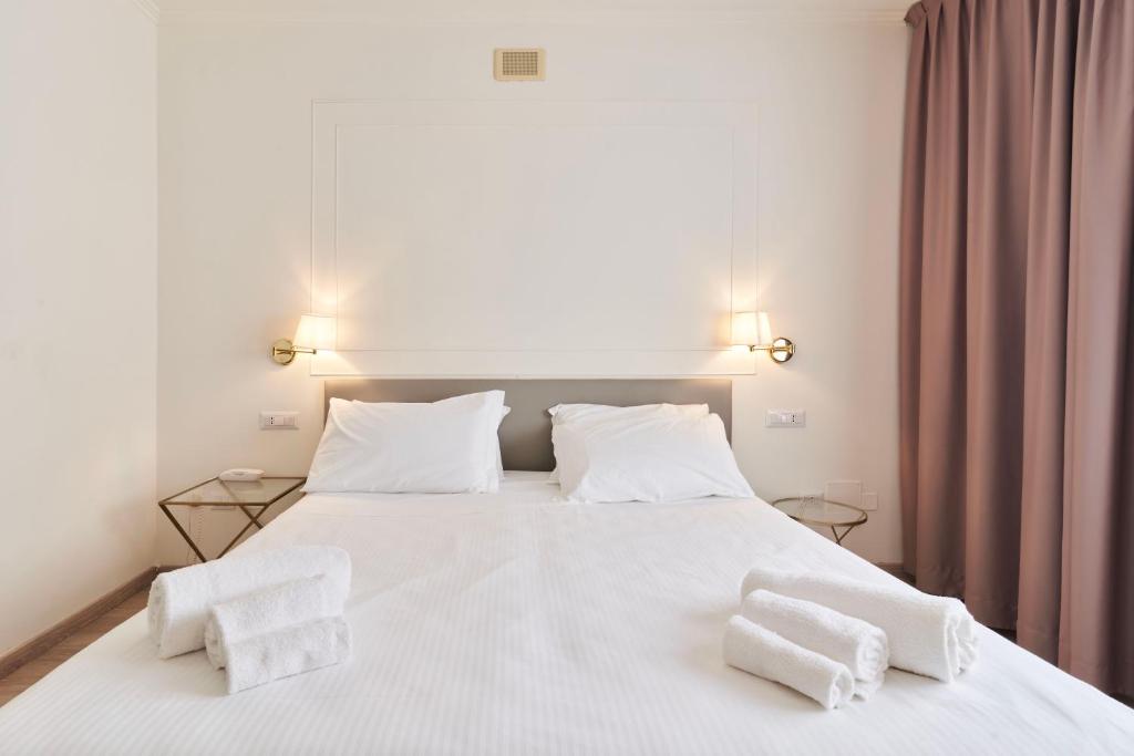 Postel nebo postele na pokoji v ubytování Hotel Cyrano