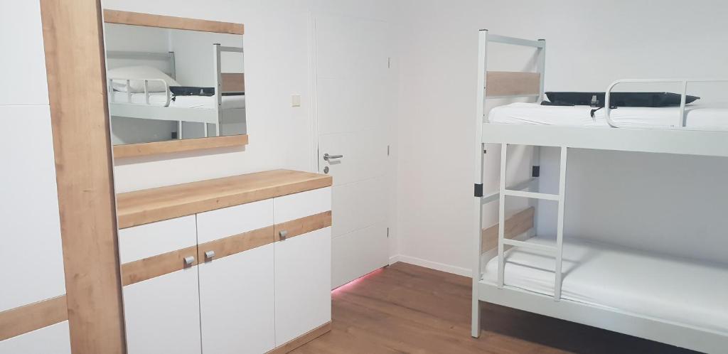 Palanda nebo palandy na pokoji v ubytování Kuća Pećine