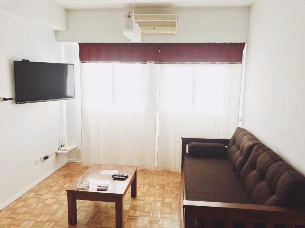 sala de estar con sofá y mesa de centro en EC Apartments en Buenos Aires