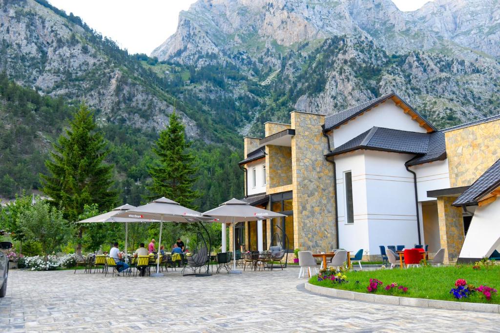 Nespecifikovaný výhled na hory nebo výhled na hory při pohledu z hotelu