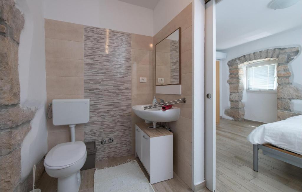 Łazienka w obiekcie 3 Bedroom Amazing Home In Ruzici