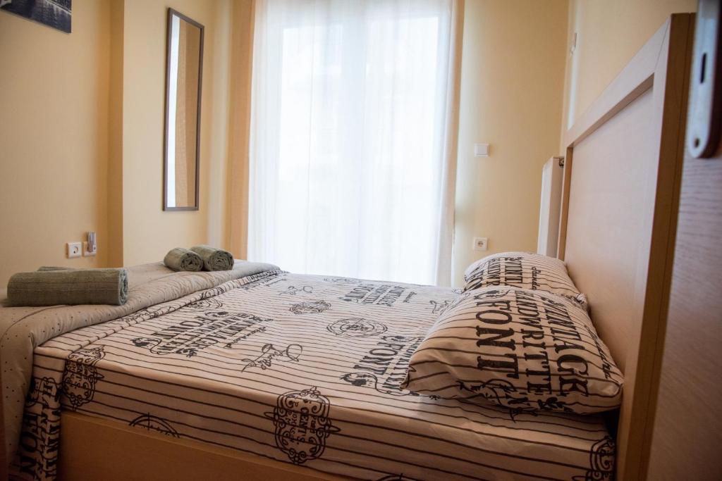 內亞阿塔基的住宿－Modern apartment at Nea Artaki，一间卧室设有两张床和窗户。