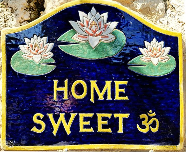 um sinal que diz lar doce com lírios d'água em Home Sweet AUM em Tourrettes-sur-Loup