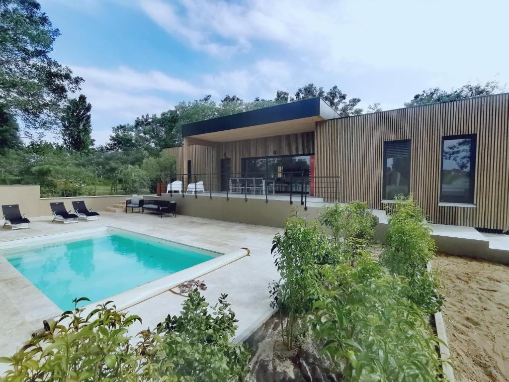 索泰爾內的住宿－Villa Lodge Sauternes Darroze，一座房子前面设有游泳池