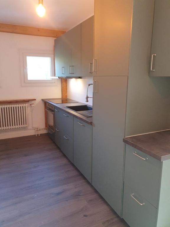 Kuchyň nebo kuchyňský kout v ubytování Chalet Jaune Charmant SOM