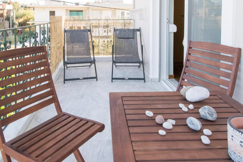 - une terrasse avec 2 chaises, une table et des chaises dans l'établissement Searenity Home, à Ropanianá