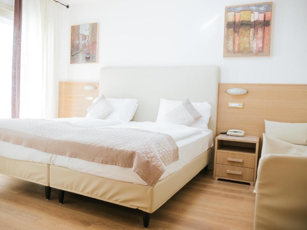 Postel nebo postele na pokoji v ubytování Hotel Bristol