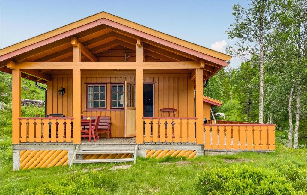 ein kleines Haus mit einer Veranda und einer Terrasse in der Unterkunft Beautiful Home In Eggedal With House A Mountain View in Kleiv
