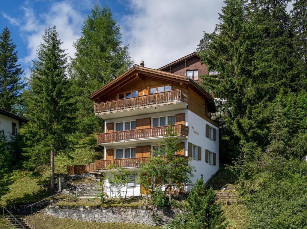 Casa grande con balcón en una colina en Les Chamois, en Arosa