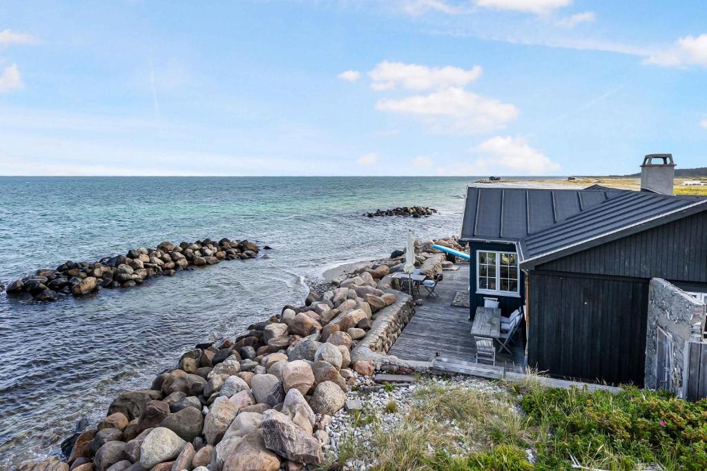 ein Haus am Ufer eines Wasserkörpers in der Unterkunft Kattegat Strandvej 11, 4581 Rrvig in Rørvig
