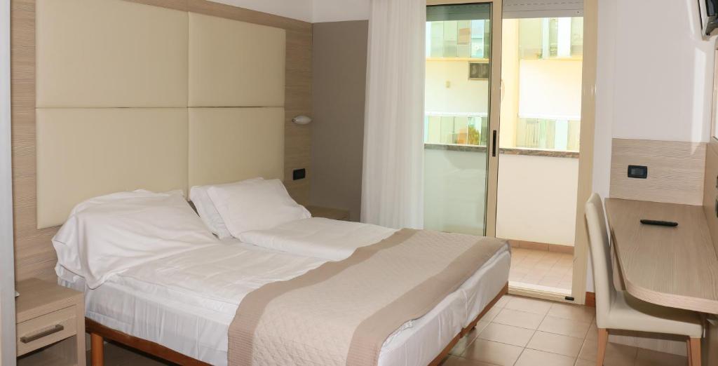 Postel nebo postele na pokoji v ubytování Hotel Bristol