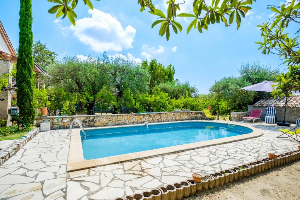 - une piscine dans une cour dotée d'un mur en pierre dans l'établissement Ma Vie Là, à Fayence